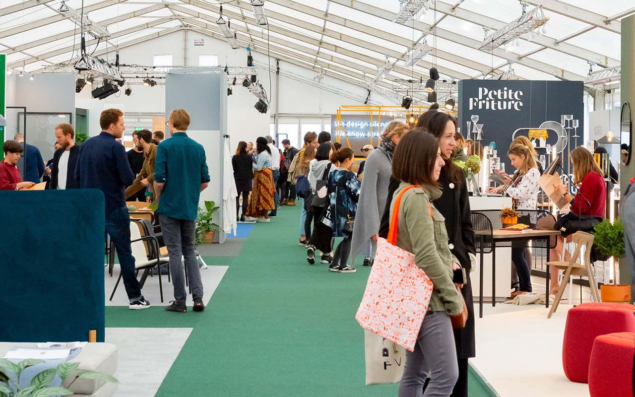 crowds-of-visitors-at-the-design-show-designjunction